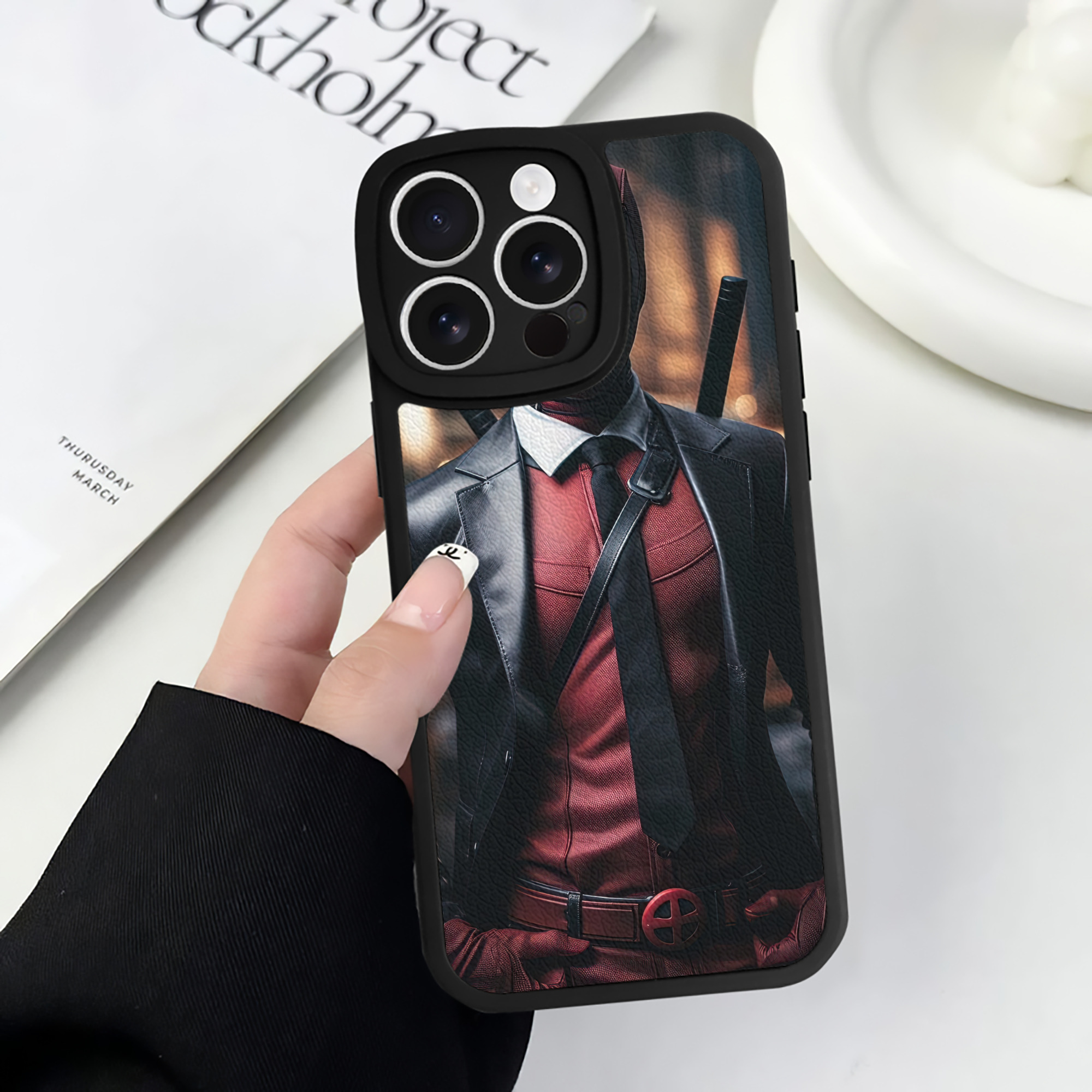 （画像用） Deadpool デッドプール 【iPhone 16シリーズ対応】シリコンスマホケース（レザー調） 材質：シリコン